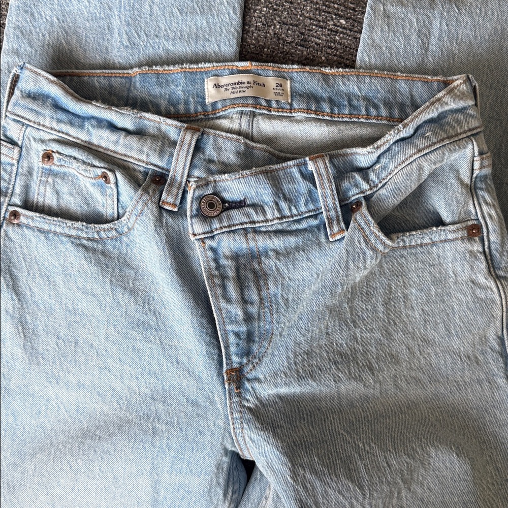 Classic Light Blue Jeans - Picture 3 of 4